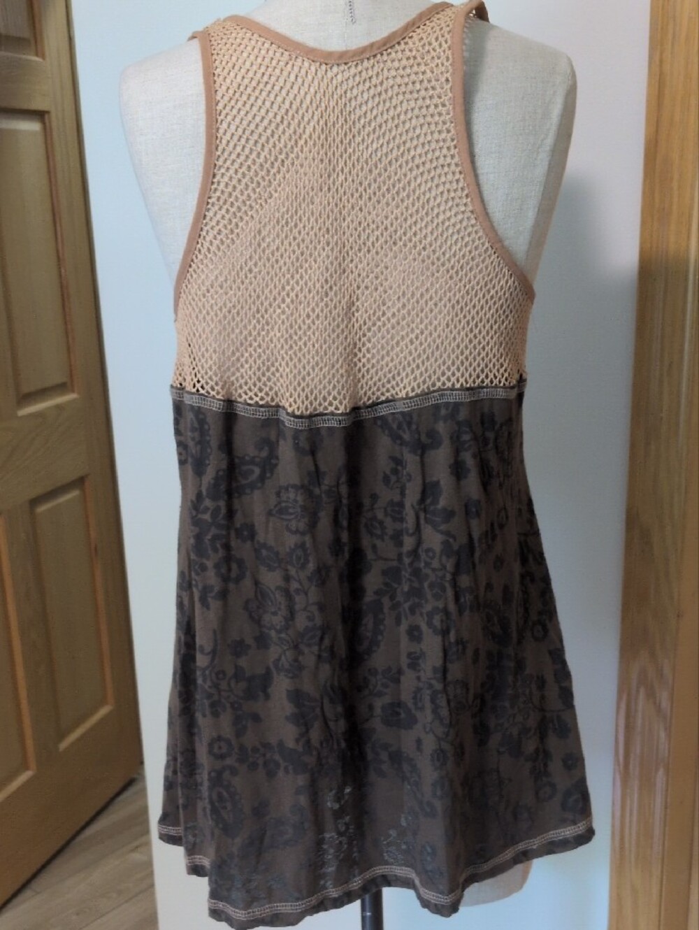 Med Vintage Women’s Khaki Mustard Ruffle V-Neck Tank Top - Picture 6 of 9